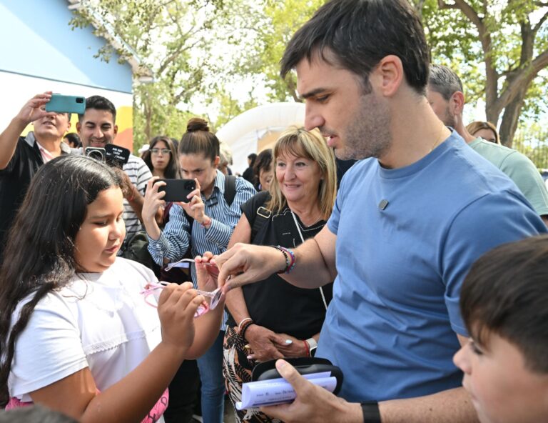 Estudiante de Chubut recibiendo anteojos en el marco del programa 