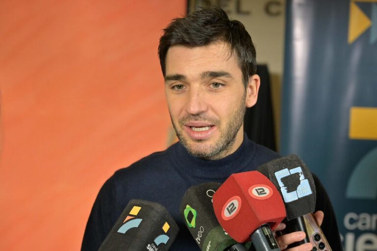 Gobernador Ignacio Torres durante una conferencia de prensa.