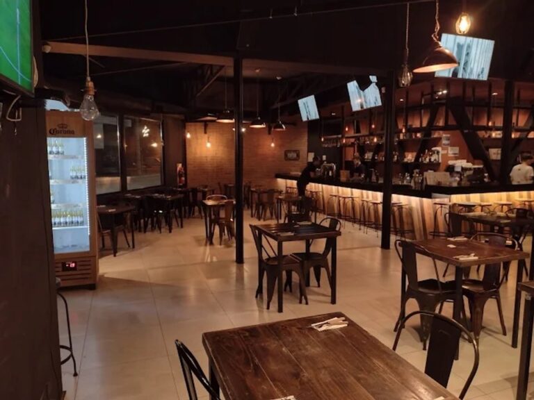 Fachada del bar Zavad en Comodoro Rivadavia con el interior cubierto