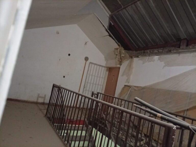 Edificio del barrio 30 de Octubre (Las 1008) tras el colapso parcial de un techo, con escombros a la vista.