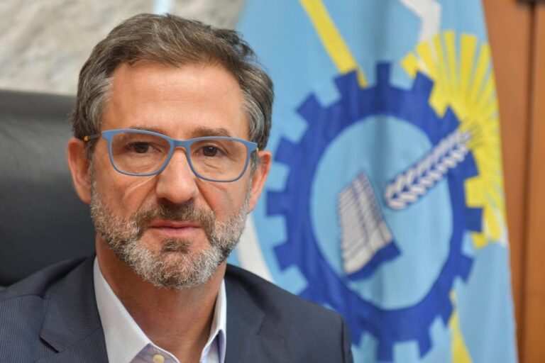 Paulino Caballero, presidente del Banco del Chubut, en una conferencia de prensa
