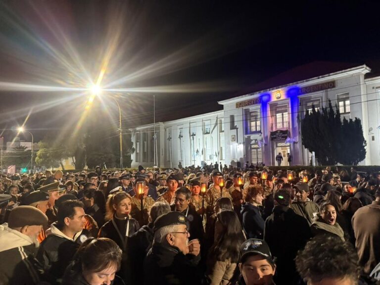 Multitud participa en la Marcha de las Antorchas hacia el Monumento a los Caídos en Malvinas en Comodoro Rivadavia.