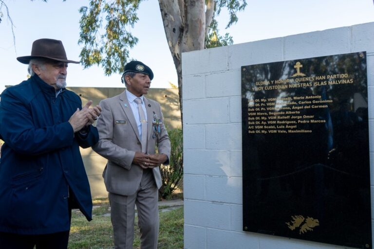 Autoridades y veteranos durante el acto de homenaje en el Paseo Guardia de las Estrellas en Comodoro Rivadavia.