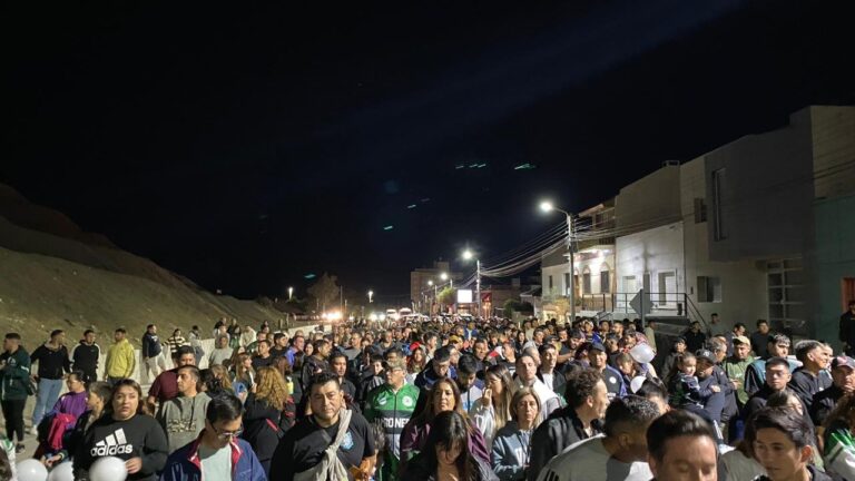 Manifestantes durante la marcha por justicia en Comodoro Rivadavia, Chubut