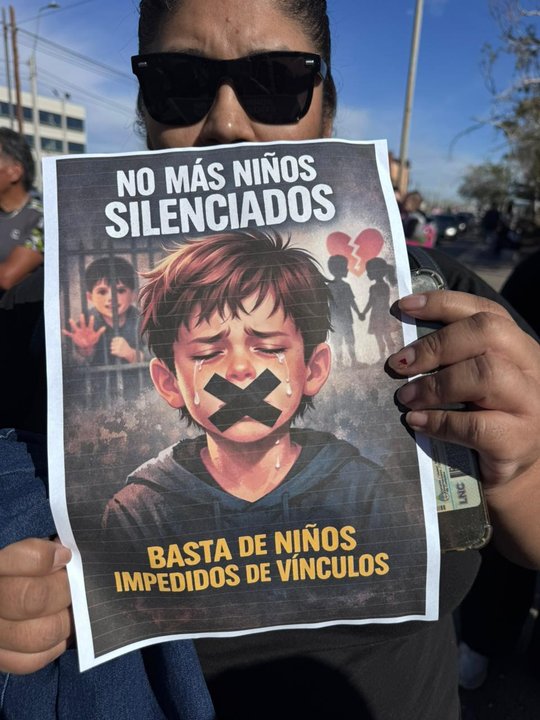 Vecinos y sacerdotes en acto simbólico con globos y velas blancas en Comodoro Rivadavia.