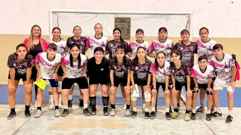 Selección femenina de futsal de Comodoro Rivadavia posa antes del Argentino de Selecciones