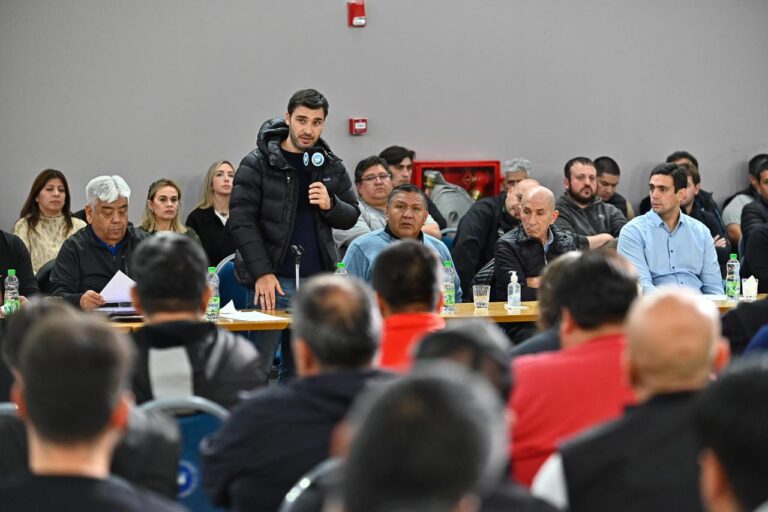 Gobernador Ignacio Torres en la Asamblea Petrolera de Manantiales Behr