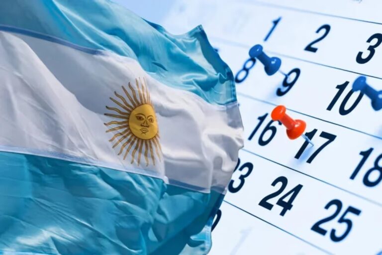 Calendario de mayo de 2026 con los feriados del 1 y 25 resaltados, fondo de paisaje patagónico