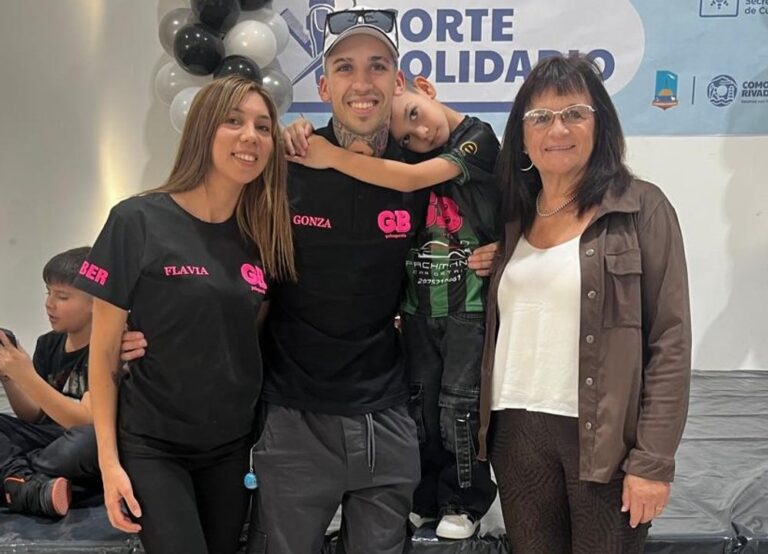 Personas recibiendo cortes de pelo durante la jornada solidaria en el Centro de Información Pública de Comodoro Rivadavia.