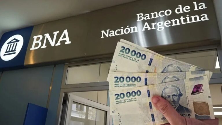 Persona revisando documentos de un crédito hipotecario en una oficina bancaria