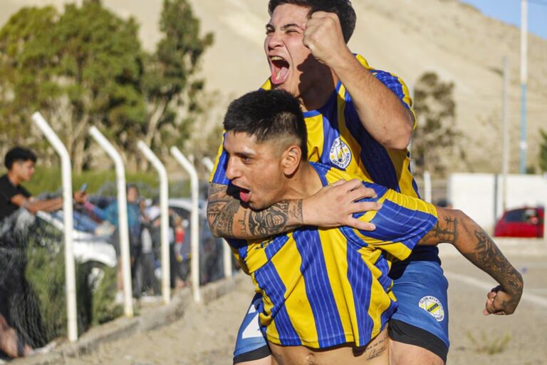 Jugadores en acción durante un partido de la Primera B de la Liga de Fútbol de Comodoro Rivadavia