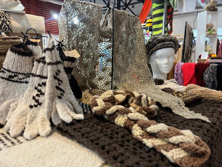 Participantes tejiendo en el Encuentro de Tejedores Patagónicos en el Centro Cultural de Comodoro Rivadavia.