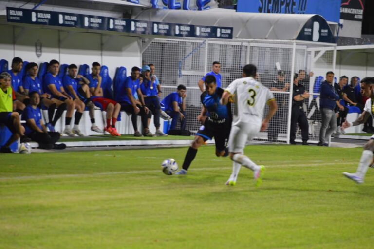 Jugadores de Deportivo Madryn y Ciudad de Bolívar durante el partido de la Primera Nacional.