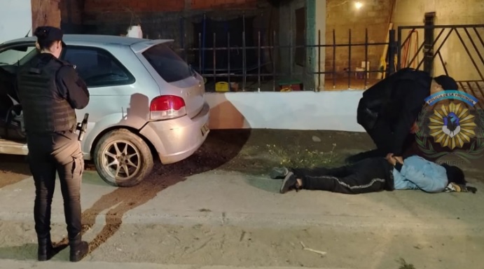 Ilustración de un patrullaje policial en un barrio residencial