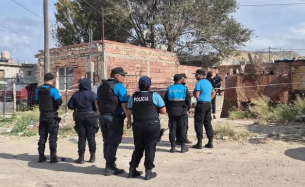 Operativo policial e investigación en escena de un hecho en Puerto Madryn, Chubut.