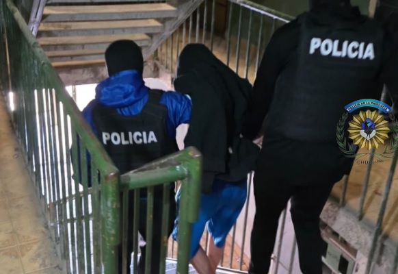 Efectivos policiales durante un procedimiento en Comodoro Rivadavia, Chubut.