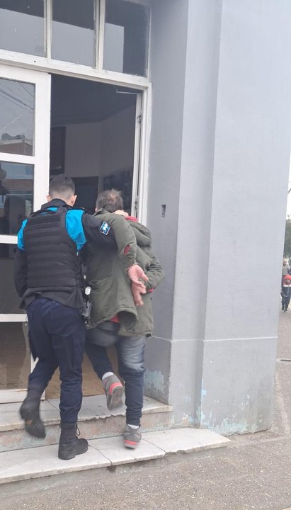 Policía en la calle San Martín de Comodoro Rivadavia durante procedimiento