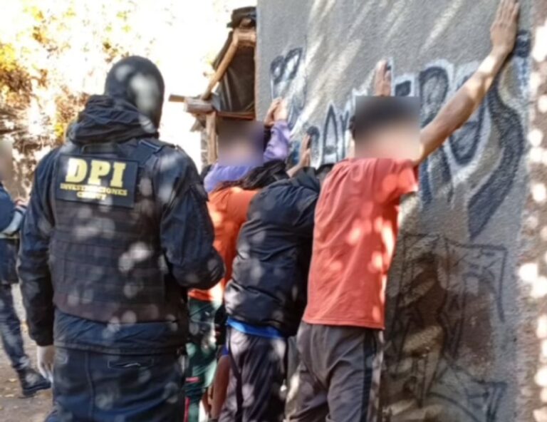 Policía en allanamiento en Esquel