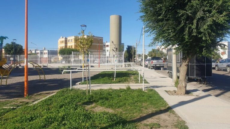Ilustración de una calle urbana de noche, representando el escenario de investigación en Comodoro Rivadavia.