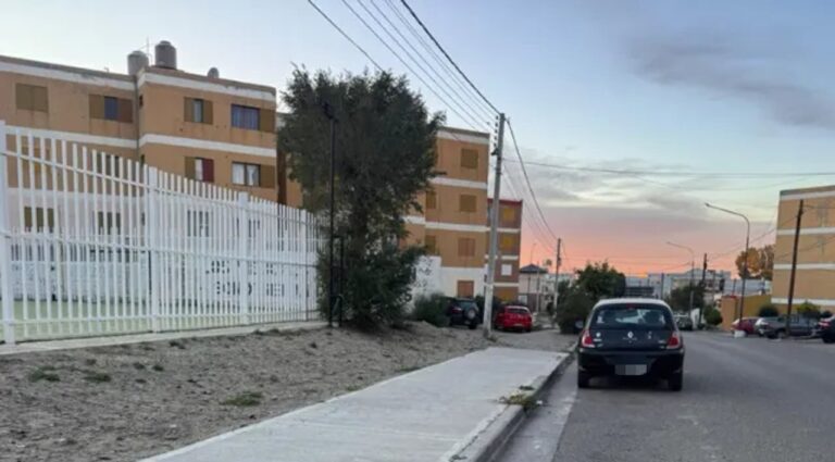 Ilustración genérica de una calle urbana con silueta de edificios, representando un barrio.