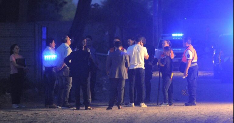 Ilustración referencial de una calle urbana de noche, representando el contexto del hecho.