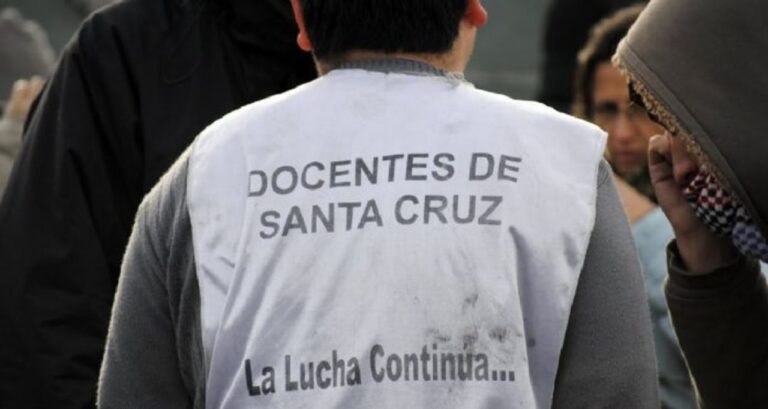 Docentes de Santa Cruz en asamblea o manifestación pacífica.
