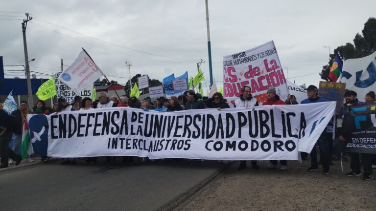Docentes universitarios realizan una actividad informativa en una calle de Comodoro Rivadavia.