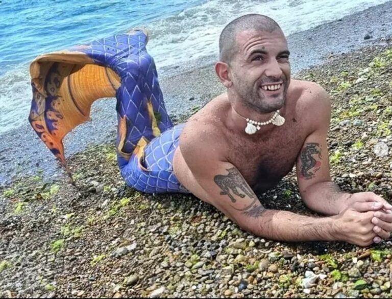 Eduardo con cola de sirena en el mar de Puerto Madryn, Chubut