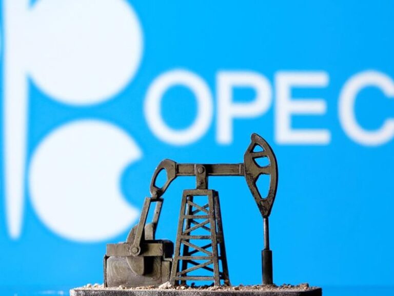 Plataforma petrolera en el desierto de Emiratos Árabes Unidos