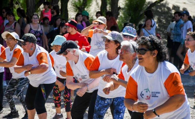 Participantes en actividades deportivas en el Punto de Deportes de Playa, Puerto Madryn, durante el encuentro de talleres municipales.