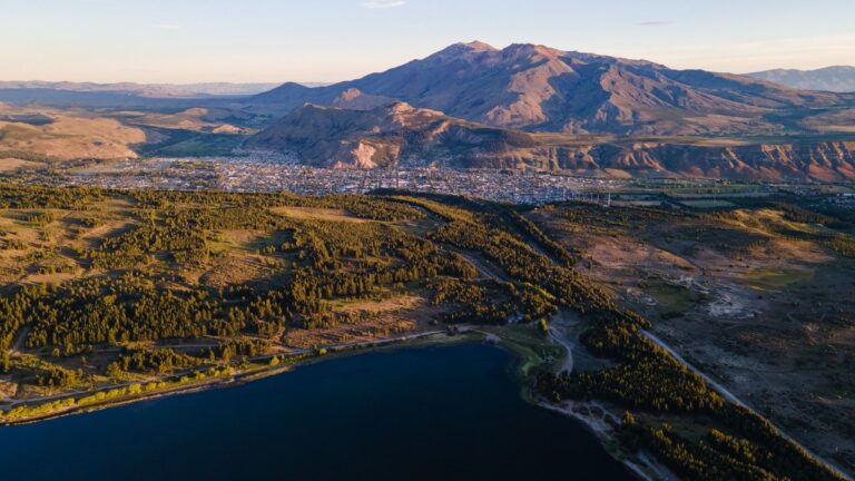 Representación artística de un eclipse solar anular sobre el paisaje de la cordillera cerca de Esquel, Chubut.