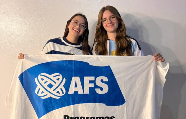 Dos estudiantes extranjeras tomando mate en Comodoro Rivadavia