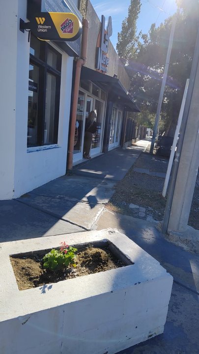 Frente de un comercio en Rada Tilly con daños por patadas
