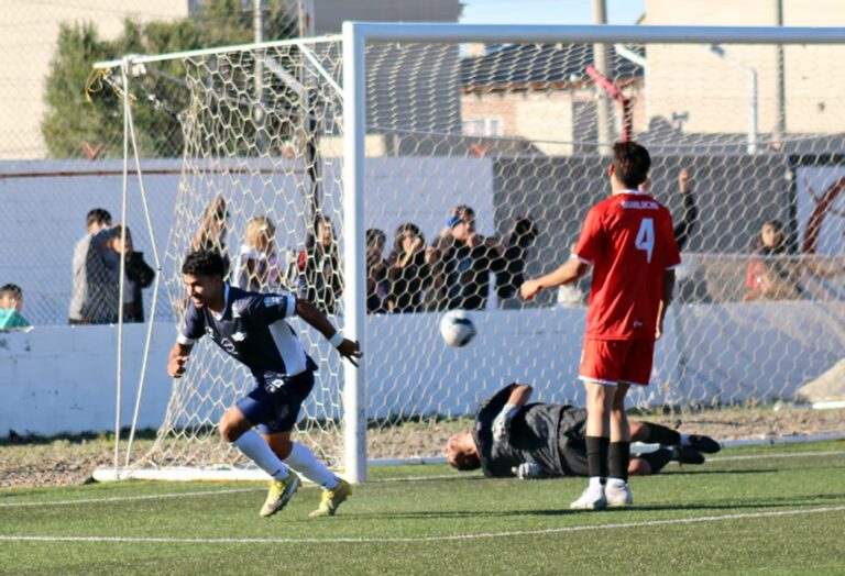 Fabián Garay, delantero de Jorge Newbery de Comodoro Rivadavia, en acción durante un partido.