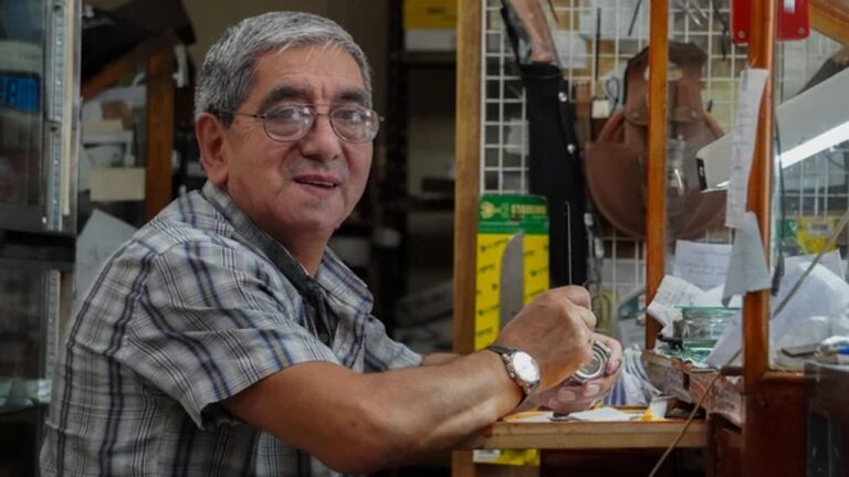 Frediberto 'Freddy' Pérez, relojero histórico de Comodoro Rivadavia, en su local de La Loma.