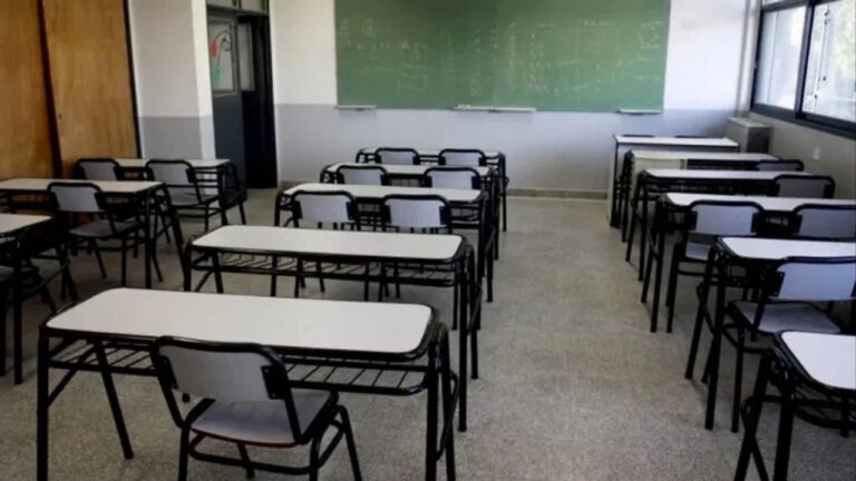 Escuela secundaria con cartel de evacuación por amenaza de bomba