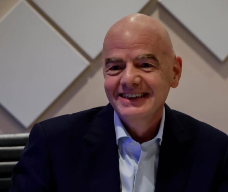 Gianni Infantino en el Congreso de la FIFA en Vancouver anunciando la participación de Irán en el Mundial 2026