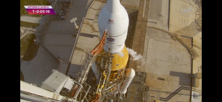 Ilustración del microsatélite ATENEA de la CONAE en el espacio profundo.