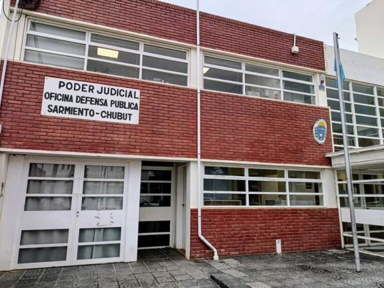 Edificio de tribunales o símbolo de la justicia en la Patagonia