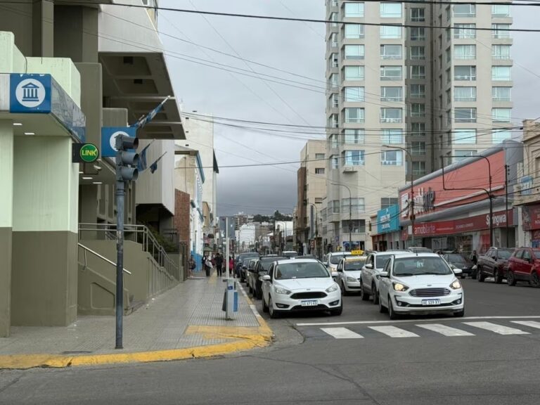 Viento fuerte en la costa de Comodoro Rivadavia con nubes y oleaje