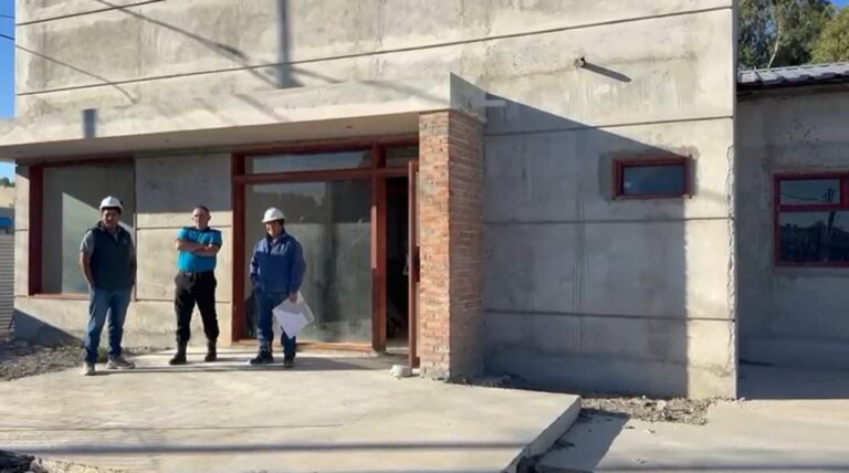 Gobernador Ignacio Torres durante anuncio de obras de seguridad en Comodoro Rivadavia, Chubut.