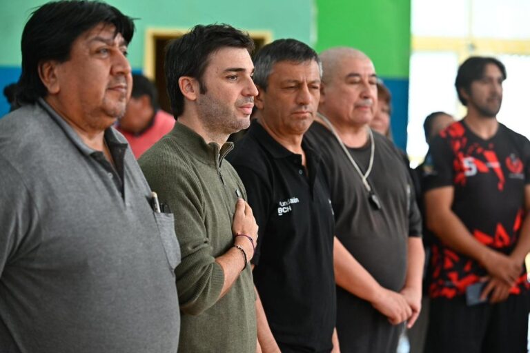 Gobernador Ignacio Torres durante el anuncio del proyecto de Juegos Comunales en el Torneo de Newcom, José de San Martín, Chubut.