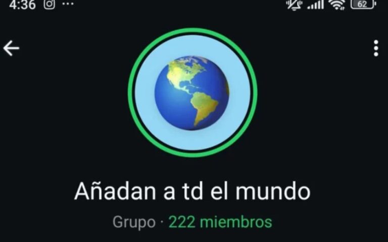 Menor usando celular con íconos de alerta y redes sociales de fondo