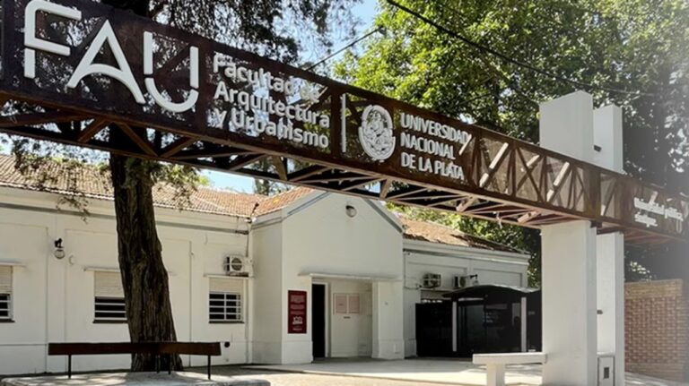 Operativo policial y de emergencia en obra en construcción de la Universidad Nacional de La Plata.