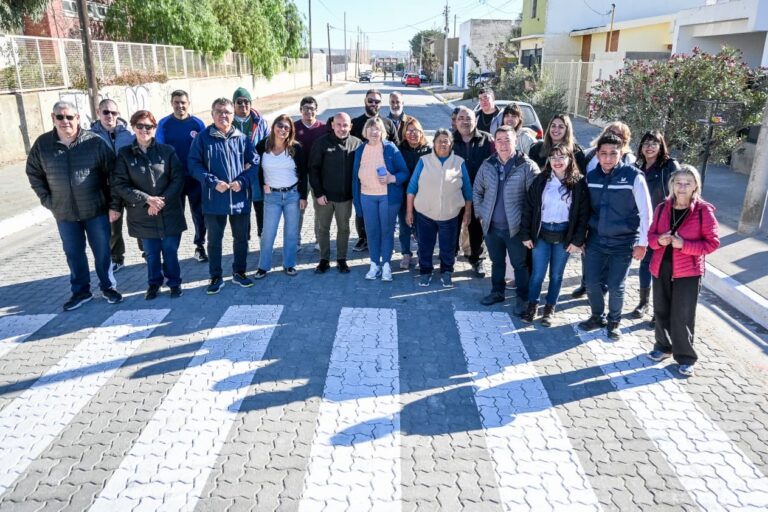 Intendente Gustavo Sastre junto a vecinos en la inauguración del adoquinado en calle Jujuy, Puerto Madryn.