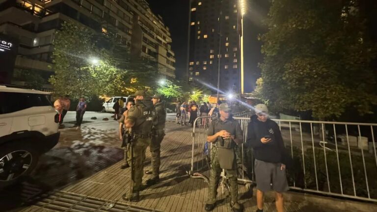 Hinchas de Boca Juniors en las inmediaciones de un hotel en Santiago de Chile