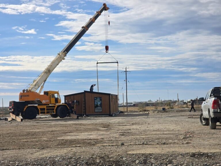Trabajos de instalación de casas modulares en un terreno del barrio Próspero Palazzo, Comodoro Rivadavia.