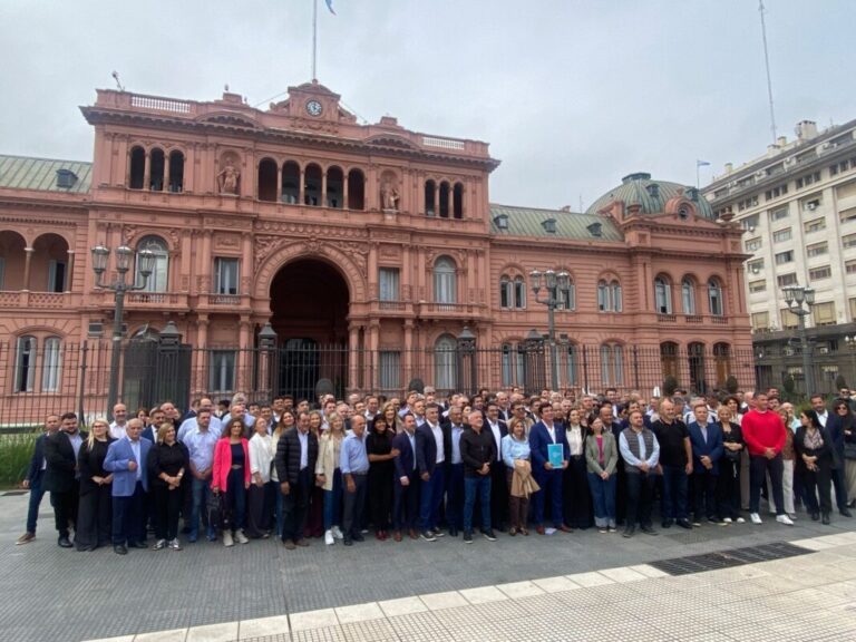 Intendentes reunidos frente al Ministerio de Economía de la Nación