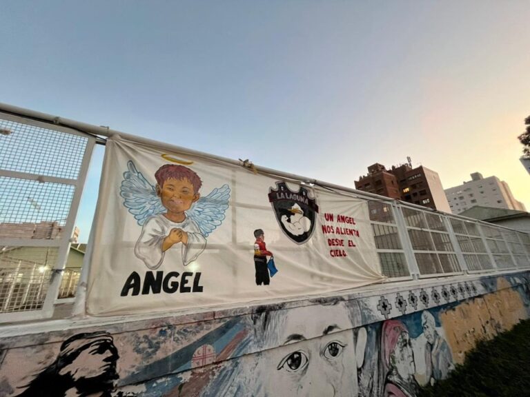 Ilustración genérica de balanza de la justicia sobre fondo relacionado a la Patagonia.
