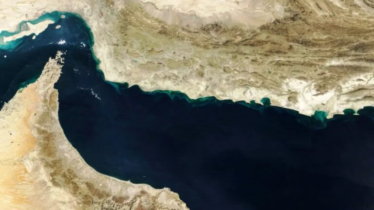 Mapa que muestra la ubicación estratégica del estrecho de Ormuz en el golfo Pérsico.